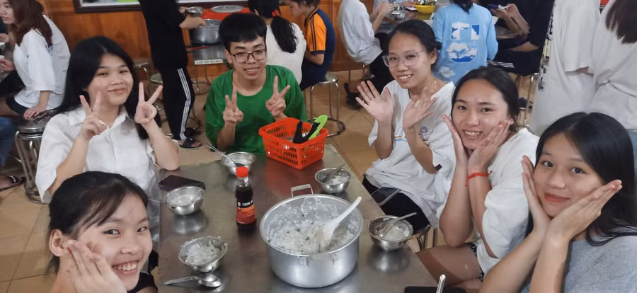 Những nụ cười sau ngày học miệt mài.