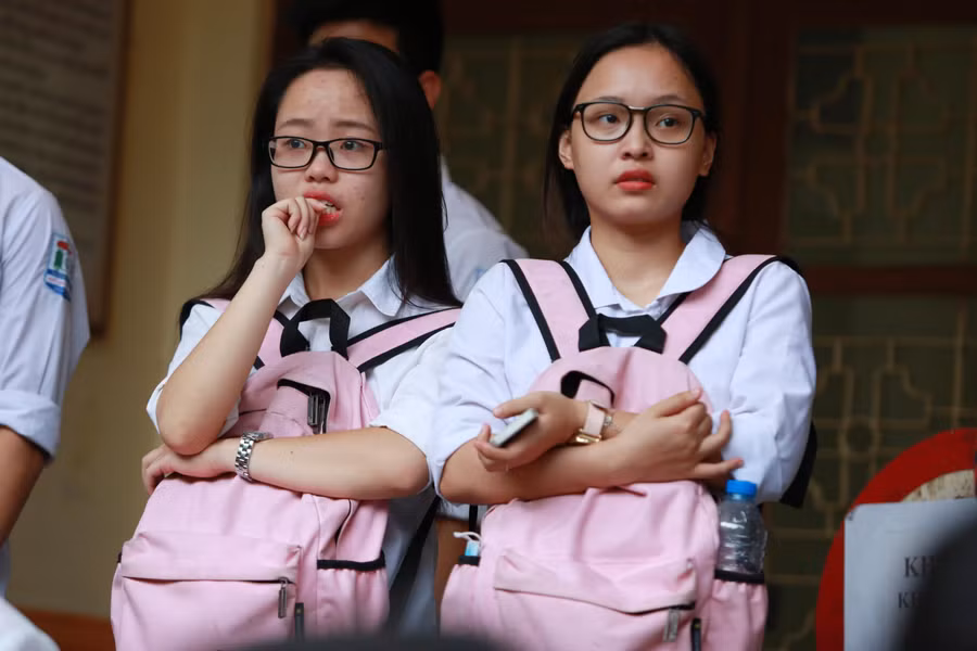 Thí sinh làm bài thi môn Ngữ văn bằng hình thức tự luận. HN.