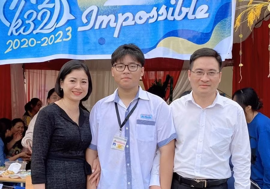 Thầy Ngọc cùng gia đình, hiện con trai thầy Ngọc cũng đang học lớp chuyên Toán Trường THPT Chuyên Chu Văn An. Ảnh NVCC.