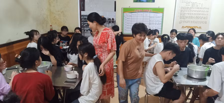 Cô giáo đến động viên học sinh.