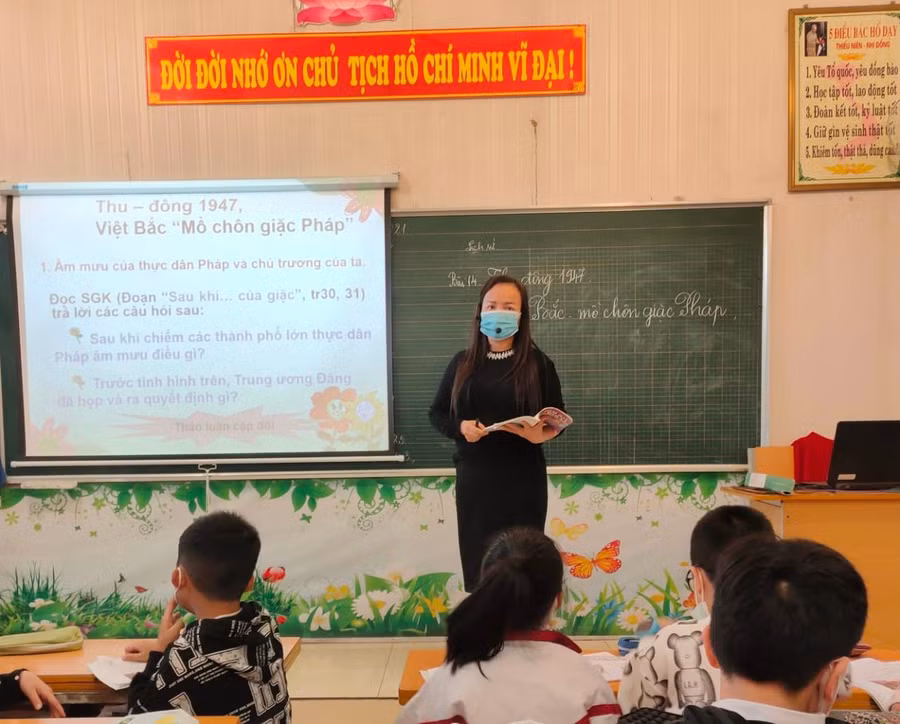 Giáo viên Trường Tiểu học Tam Thanh thiết kế bài giảng điện tử. Ảnh: NTCC