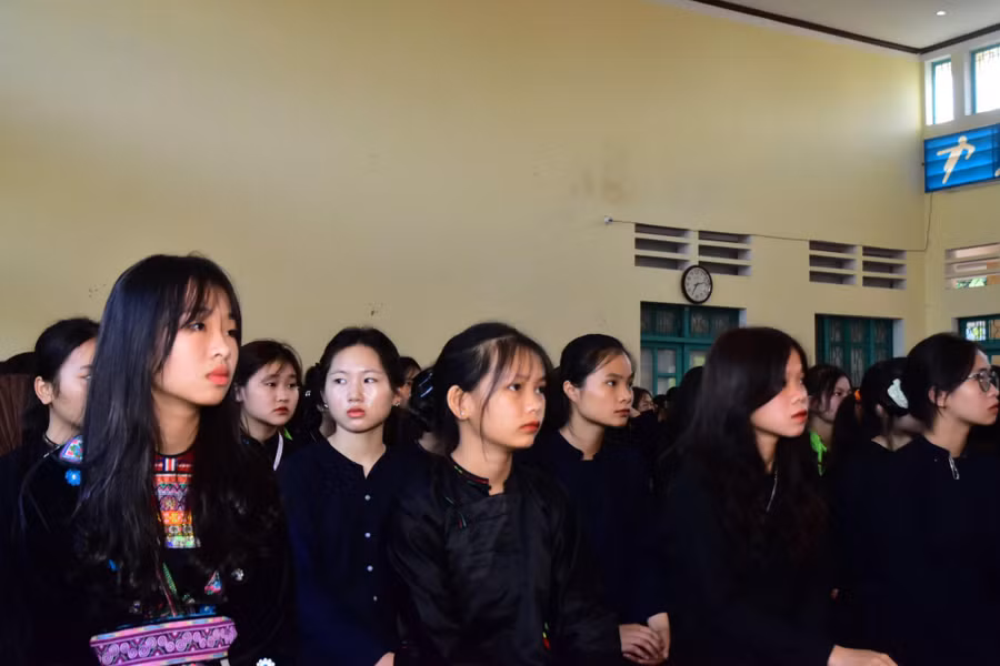 Học sinh trong trang phục truyền thống dự Lễ khai giảng. Ảnh Tiến Thắng.