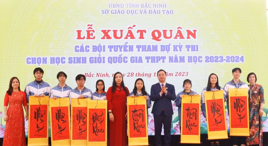 Giám đốc Sở GD&ĐT Bắc Ninh - Nguyễn Thế Sơn trao tranh chữ động viên các em học sinh.