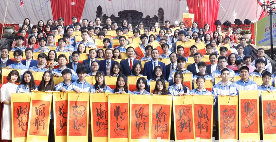 Đại diện lãnh đạo tỉnh, Sở GD&amp;ĐT động viên các đội tuyển tham dự kỳ thi.