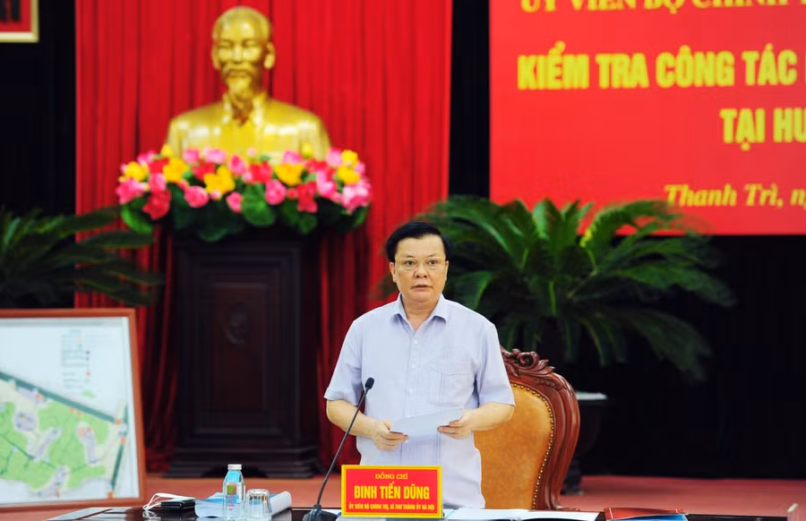 Ủy viên Bộ Chính trị, Bí thư Thành ủy Hà Nội Đinh Tiến Dũng phát biểu.