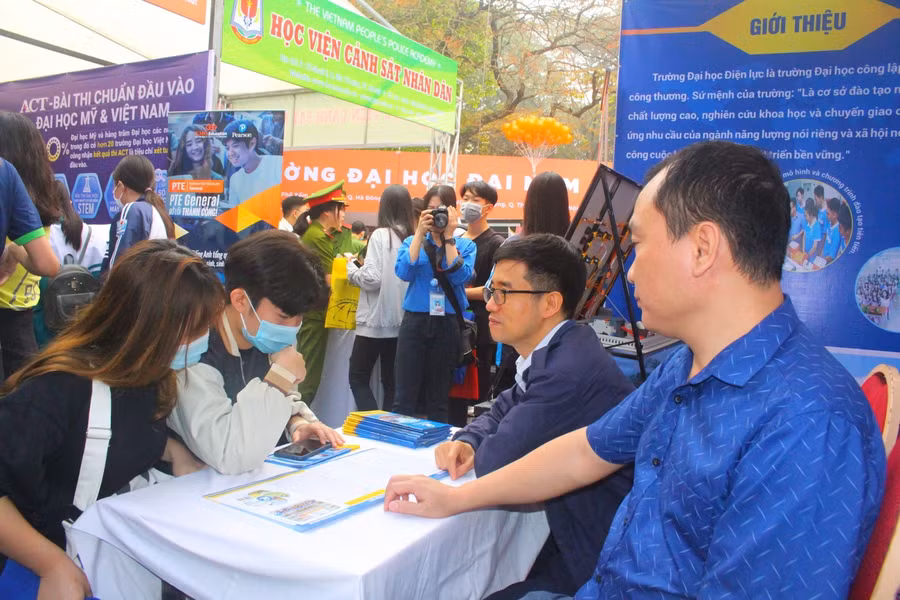 TS. Trịnh Văn Toàn (bên phải ngoài cùng) tư vấn cho học sinh tại Ngày hội tư vấn tuyển sinh 2021 (Ảnh tư liệu).