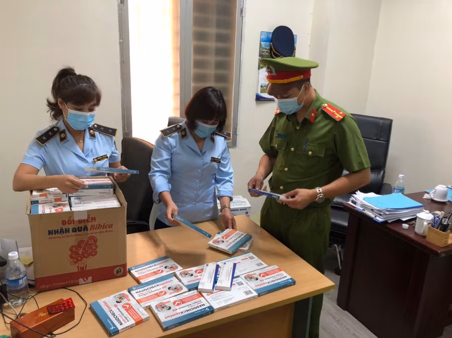 Lực lượng chức năng kiểm tra số hàng hóa.