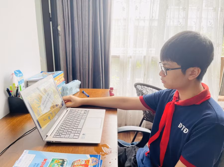 Học trực tuyến giúp HS Trường THCS Đoàn Thị Điểm thêm tự giác trong học tập.