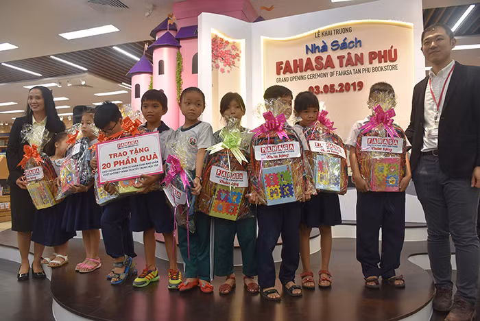 Đại điện công ty trao quà cho học sinh vượt khó trên đại bàn quận Tân Phú