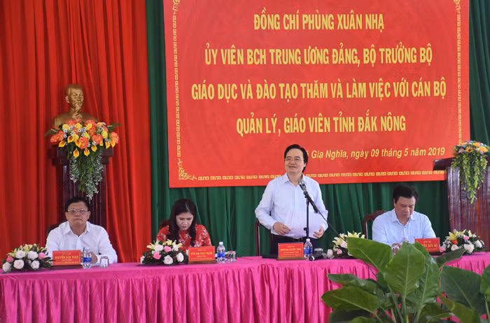 Bộ trưởng Phùng Xuân Nhạ phát biểu tại buổi làm việc. Ảnh: CC
