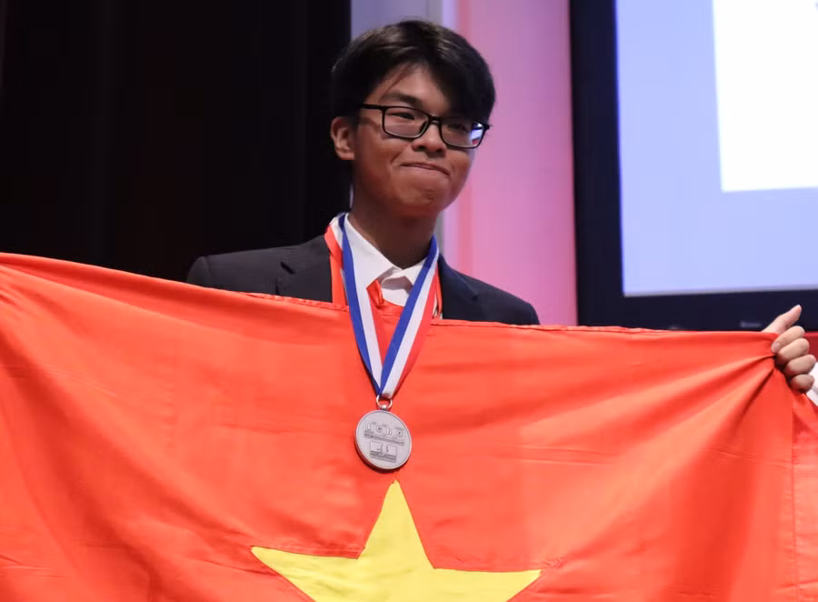 Nguyễn Đình Hoàng nhận huy chương bạc tại IChO 2019