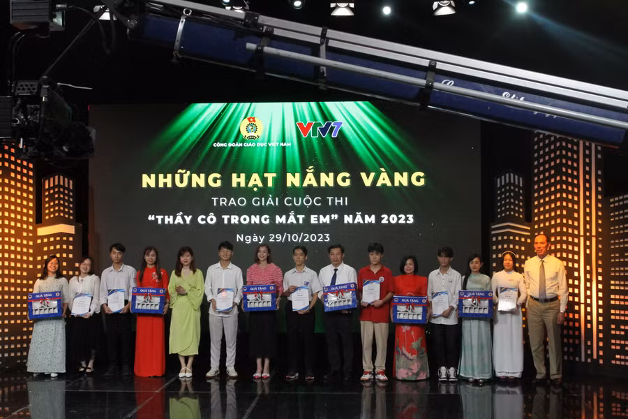 Các tác giả được trao giải Ba.