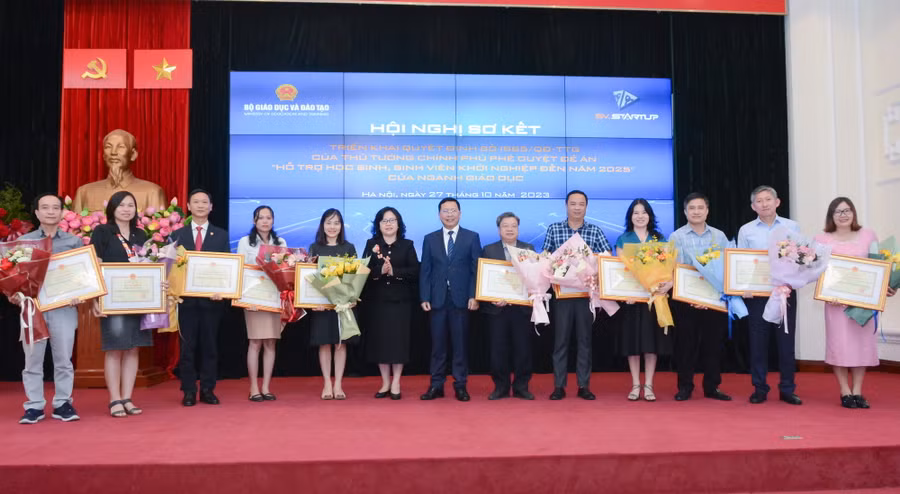 Thứ trưởng Ngô Thị Minh trao bằng khen của Bộ trưởng Bộ GD&amp;ĐT cho các đơn vị triển khai hiệu quả Đề án 1665.