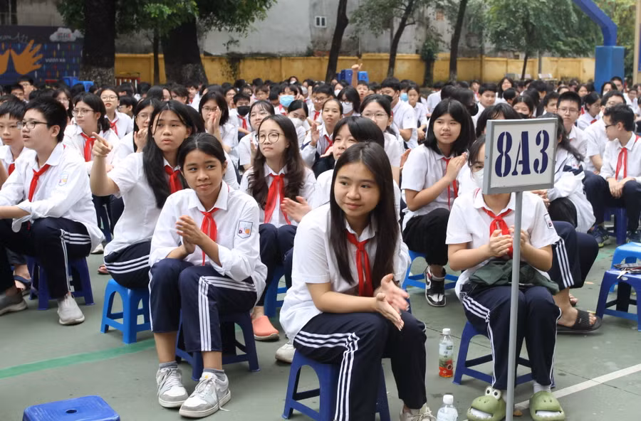 Học sinh Trường THCS Đống Đa chăm chú lắng nghe chuyên đề.