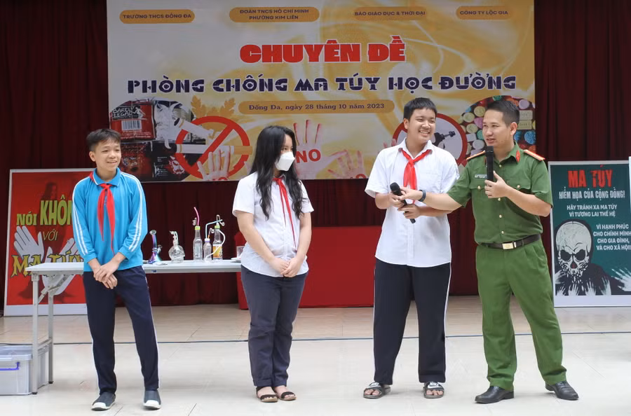 Học sinh Trường THCS Đống Đa được hướng dẫn về cách phòng chống ma túy.