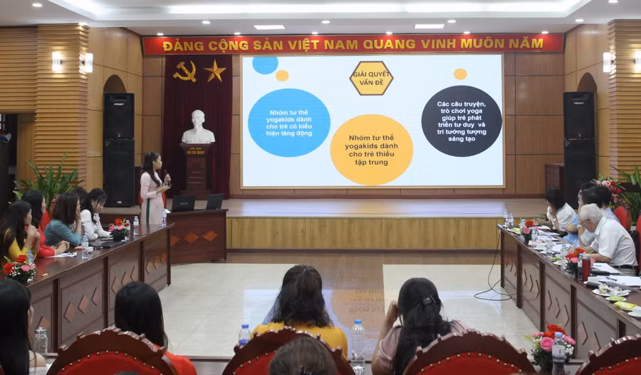Cô Trần Lan Phương - giáo viên Trường mầm non Tương Mai (quận Hoàng Mai) trình bày báo cáo trước hội đồng xét duyệt giải thưởng.