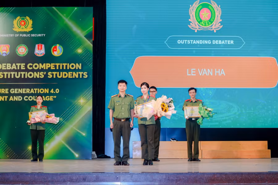 Thí sinh Lê Vân Hà đến từ Học viện Quốc tế nhận giải Tranh biện xuất sắc nhất.