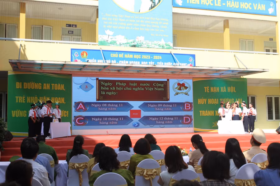 Học sinh tham gia trò chơi Rung chuông vàng tìm hiểu kiến thức pháp luật.