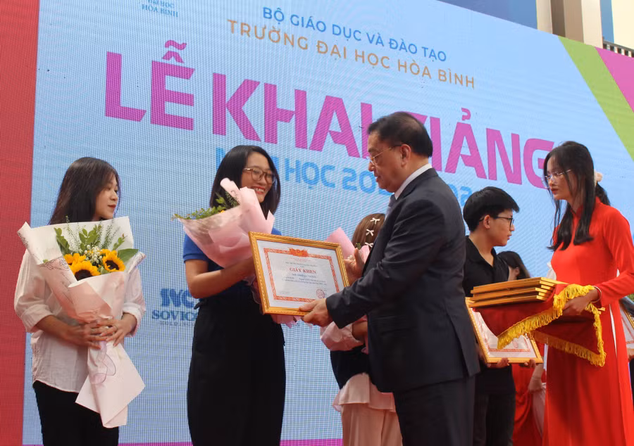NGND PGS.TS Tô Ngọc Hưng - Hiệu trưởng Trường Đại học Hòa Bình khen thưởng sinh viên có thành tích cao trong năm học 2022 -2023.