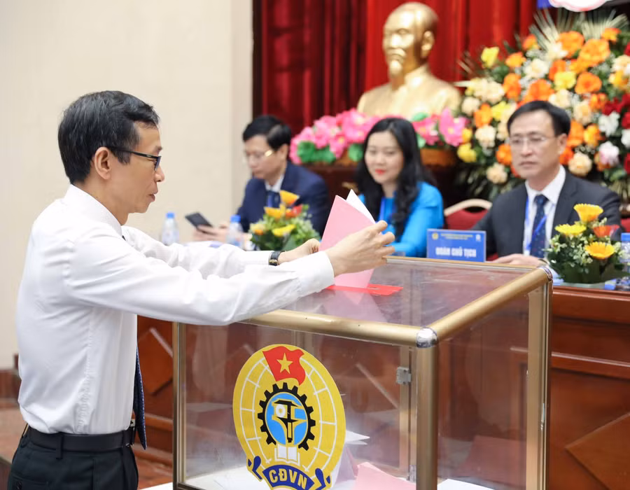 Các đại biểu bỏ phiếu bầu Ban chấp hành.