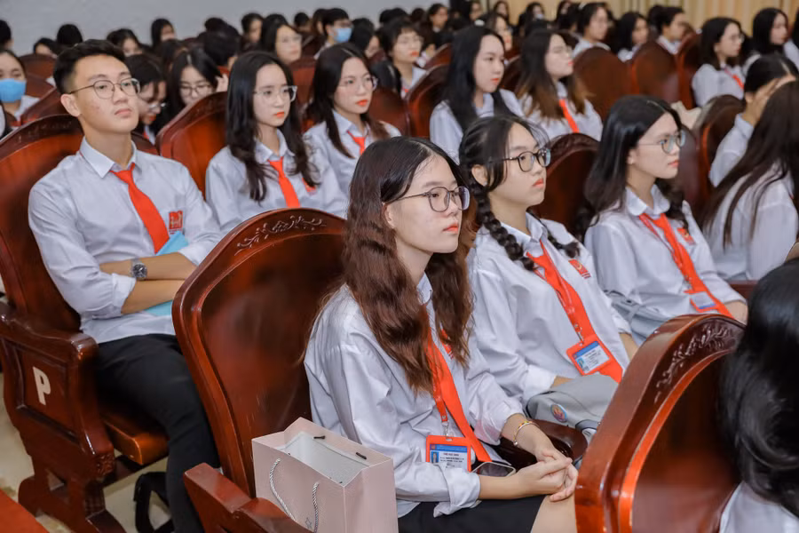 Học sinh Trường THPT chuyên Khoa học xã hội và Nhân văn.