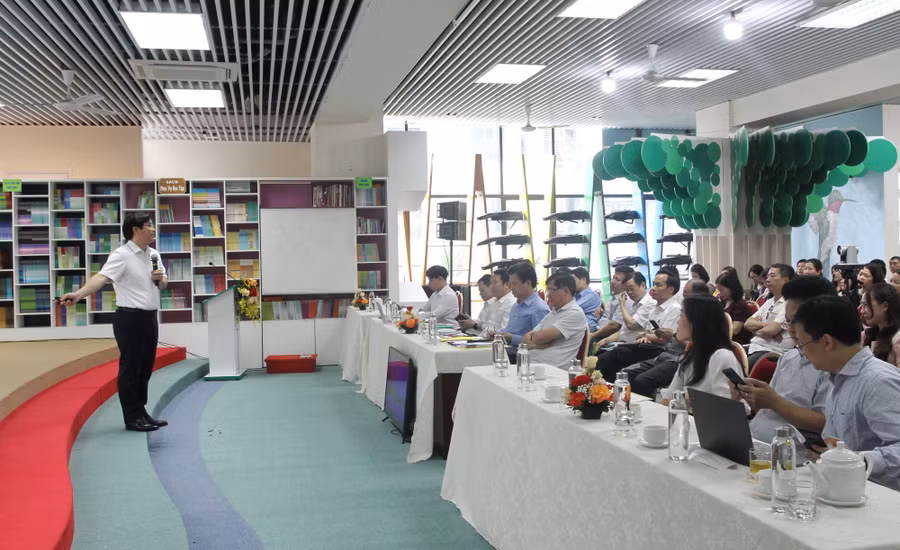 Vụ trưởng Vụ Giáo dục tiểu học Thái Văn Tài hướng dẫn thực hiện giáo dục STEM. Vụ trưởng Vụ Giáo dục tiểu học Thái Văn Tài hướng dẫn thực hiện giáo dục STEM.