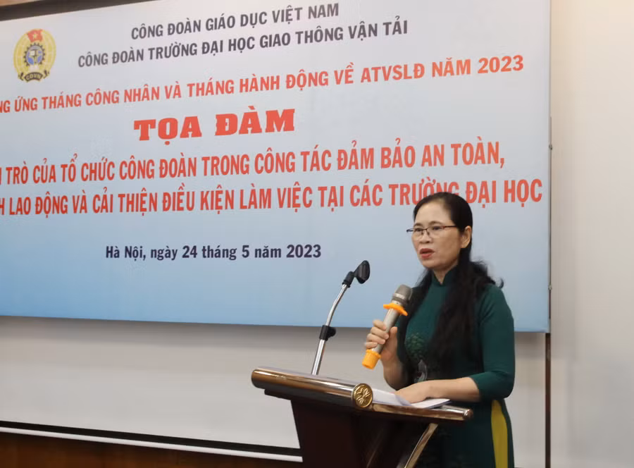 Bà Nguyễn Thị Bích Hợp - Phó Chủ tịch Công đoàn Giáo dục Việt Nam phát biểu khai mạc tọa đàm. Bà Nguyễn Thị Bích Hợp - Phó Chủ tịch Công đoàn Giáo dục Việt Nam phát biểu khai mạc tọa đàm.