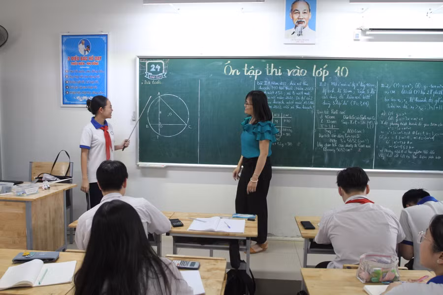 Học sinh Trường THCS Hoàng Mai ôn thi môn Toán. Học sinh Trường THCS Hoàng Mai ôn thi môn Toán.