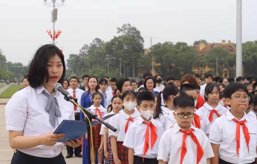 Em Ngô Thị Minh Phương đại diện cho các học sinh giỏi Thủ đô báo công dâng Bác.