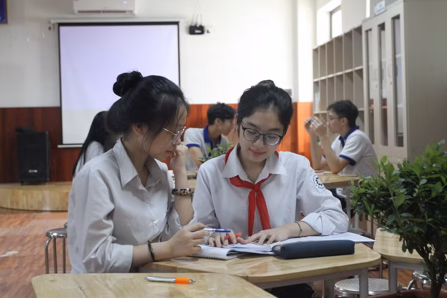 Học sinh Trường THCS Hoàng Mai ôn thi trong thư viện. Học sinh Trường THCS Hoàng Mai ôn thi trong thư viện.