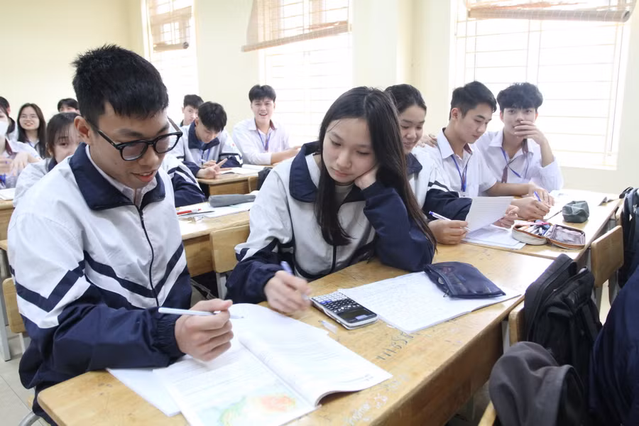 Thế Sơn trao đổi bài cùng các bạn.
