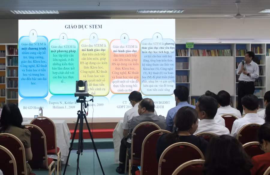 TS Tưởng Duy Hải - giảng viên Trường Đại học Sư phạm Hà Nội, chuyên gia tập huấn giáo dục STEM của Bộ GD&ĐT trình bày nội dung tập huấn. TS Tưởng Duy Hải - giảng viên Trường Đại học Sư phạm Hà Nội, chuyên gia tập huấn giáo dục STEM của Bộ GD&ĐT trình bày nội dung tập huấn.