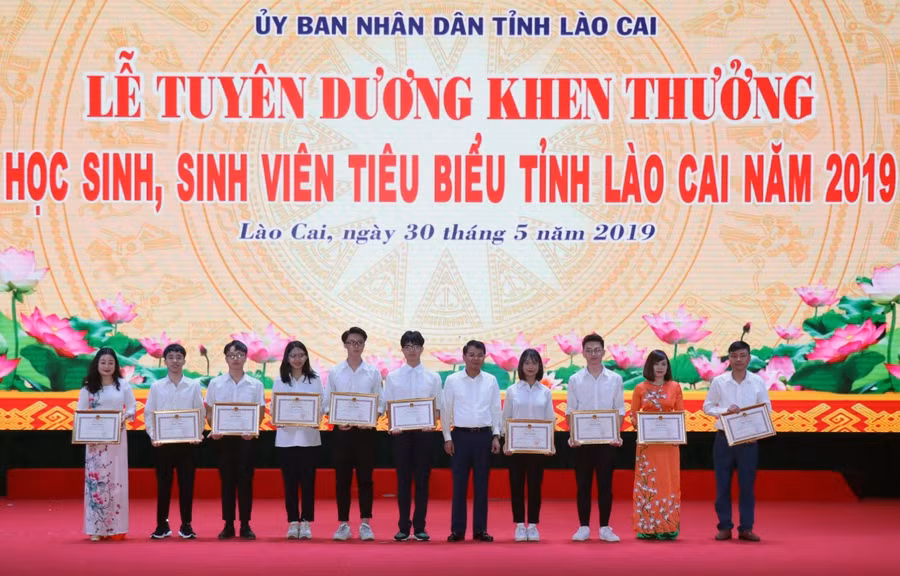 Lào Cai khen thưởng học sinh giỏi tiêu biểu