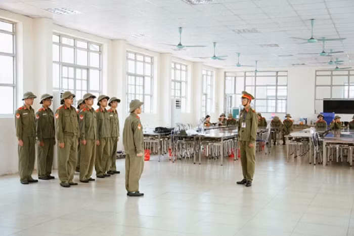 Thí sinh giảng bài điều lệnh đội ngũ đơn vị.