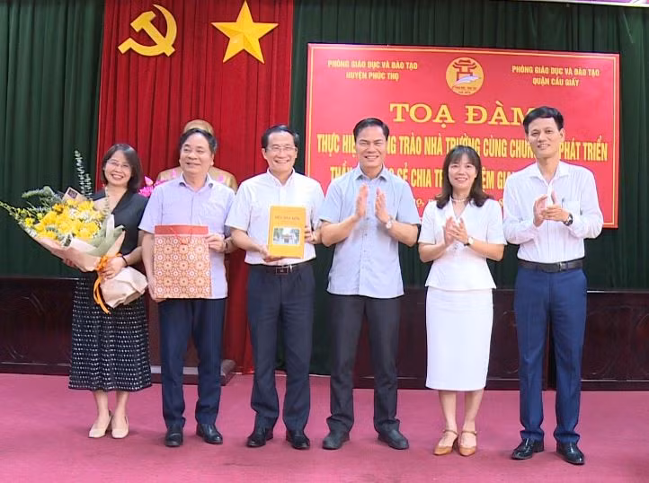 Lãnh đạo hai Phòng GD&amp;ĐT trao quà kỉ niệm.