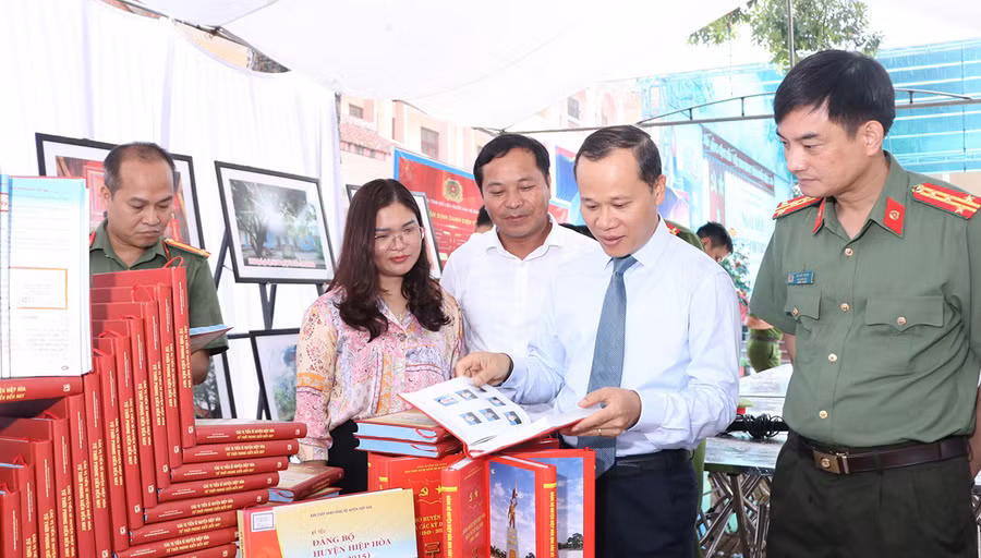 Nhiều hoạt động sôi nổi cũng được tổ chức như: Biểu diễn văn nghệ, võ thuật; trưng bày sách, ảnh và những sản phẩm do học sinh trong trường sáng tạo thực hiện. Nhiều hoạt động sôi nổi cũng được tổ chức như: Biểu diễn văn nghệ, võ thuật; trưng bày sách, ảnh và những sản phẩm do học sinh trong trường sáng tạo thực hiện.