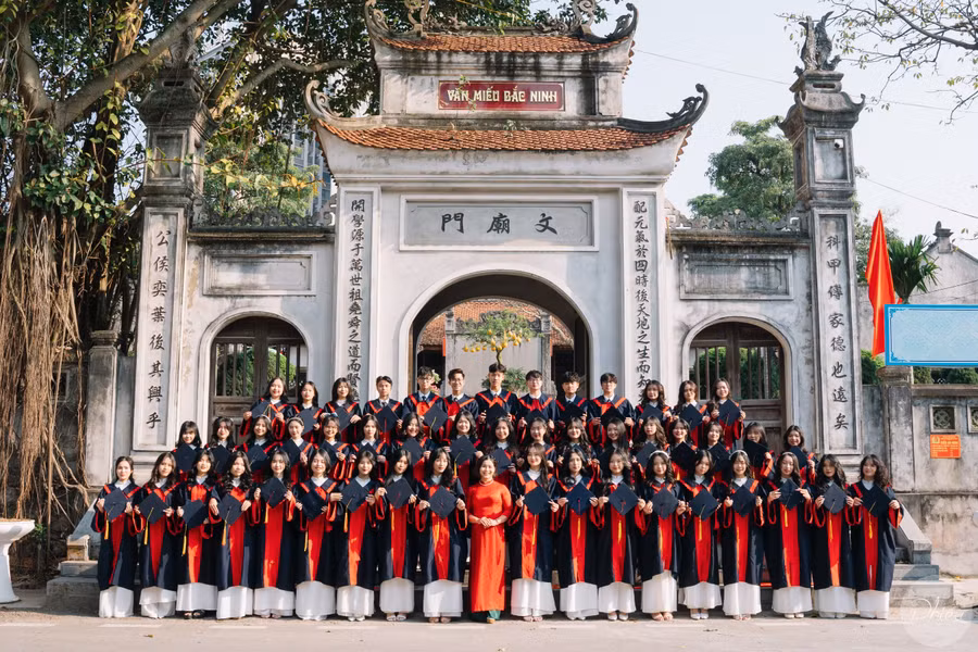 Lớp 12A10, có 46/48 học sinh của lớp đạt điểm 9 trở lên ở môn Ngữ văn. Lớp 12A10, có 46/48 học sinh của lớp đạt điểm 9 trở lên ở môn Ngữ văn.