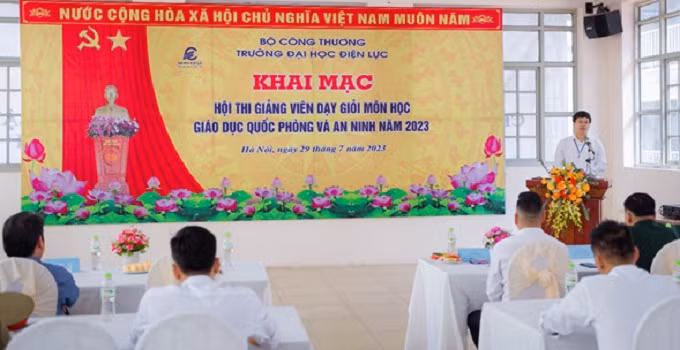 TS. Dương Trung Kiên, Phó hiệu trưởng trường Đại học Điện lực phát biểu khai mạc Hội thi.