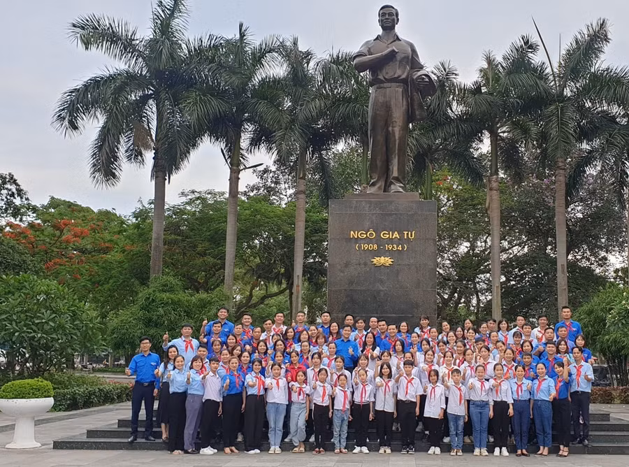 Lãnh đạo Hội đồng Đội tỉnh Bắc Giang cùng các học viên chụp ảnh lưu niệm.