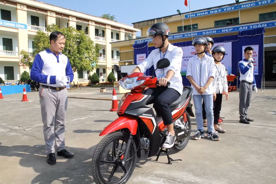 Học sinh Trường THPT Ngân Sơn (Bắc Kạn) được hướng dẫn lái xe an toàn