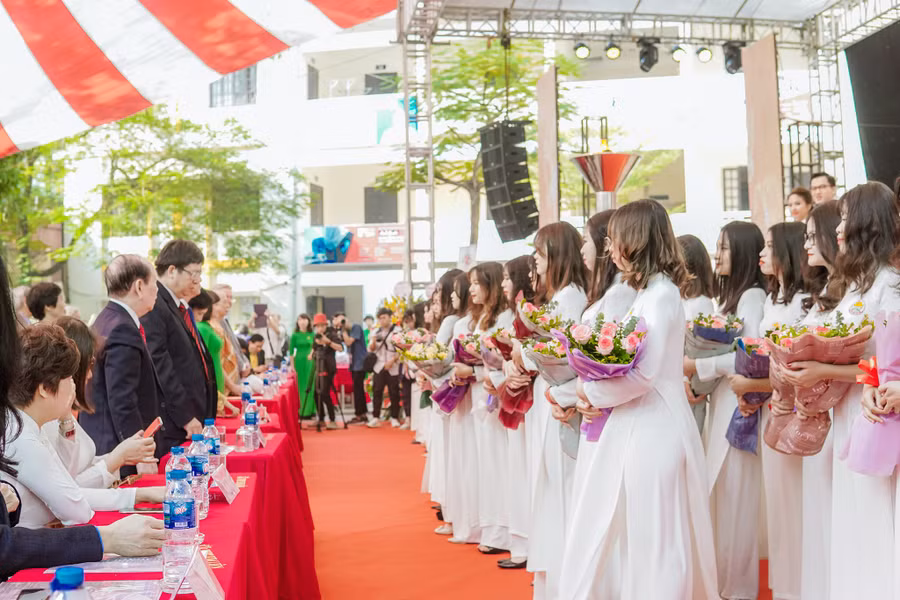 45 học sinh Trường Kim Liên tri ân các thế hệ thầy cô giáo trong lễ kỉ niệm