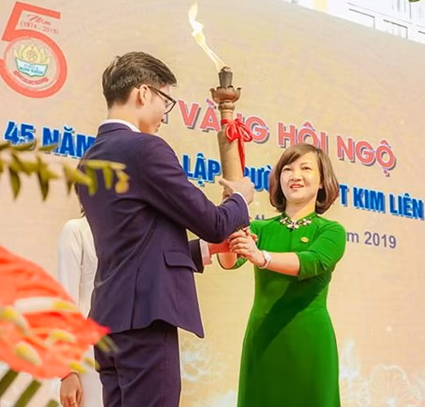 Học sinh Trường THPT Kim Liên thực hiện nghi thức rước đuốc truyền thống