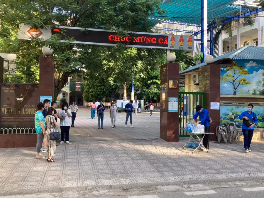 Khu vực cổng điểm thi trường THCS Thăng Long (quận Ba Đình) đón thí sinh.