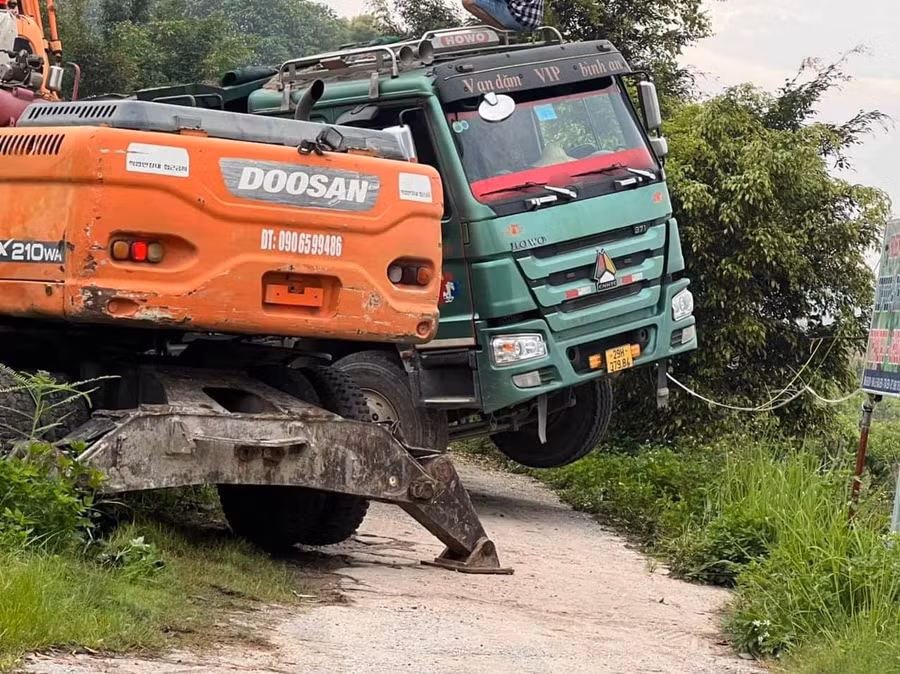 Lực lượng chức năng yêu cầu lái xe khắc phục hiện trạng vi phạm.