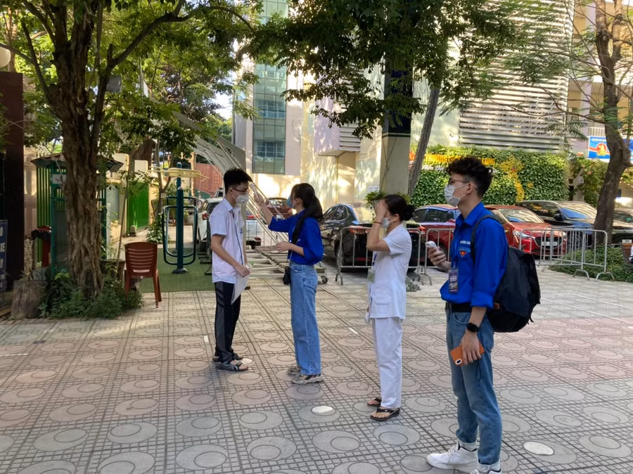 Thí sinh đến điểm thi trường THCS Thăng Long (quận Ba Đình).