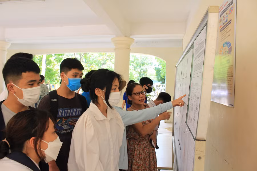 Thí sinh điểm thi tại trường THPT Hàn Thuyên (TP Bắc Ninh) xem lại số báo danh và phòng thi.