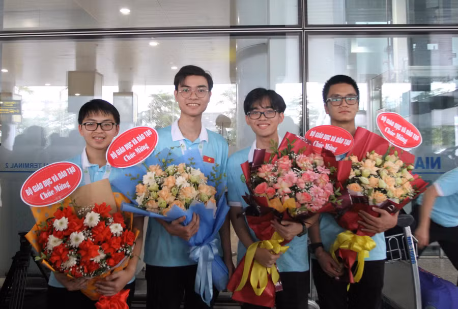 4 thí sinh của đội tuyển Olympic Sinh học quốc tế