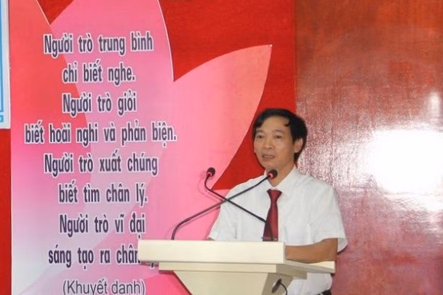 Thầy Nguyễn Duy Bỉnh- Hiệu trưởng Trường THPT Minh Quang Thầy Nguyễn Duy Bỉnh- Hiệu trưởng Trường THPT Minh Quang