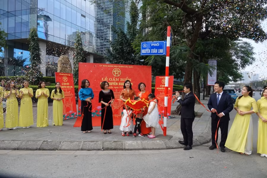Phố Nguyễn Xuân Linh dài 720m từ ngã ba giao cắt phố Trần Duy Hưng tại số nhà 115, đến ngã ba giao cắt đường Lê Văn Lương tại tòa nhà Golden Place. Phố Nguyễn Xuân Linh dài 720m từ ngã ba giao cắt phố Trần Duy Hưng tại số nhà 115, đến ngã ba giao cắt đường Lê Văn Lương tại tòa nhà Golden Place.