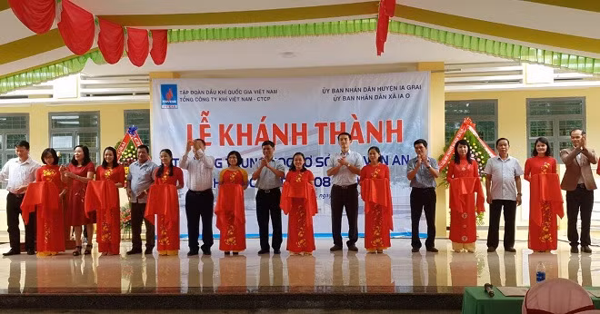 Cắt băng khánh thành trường Trung học cơ sở (THCS) Chu Văn An tại xã Ia O, huyện Ia Grai, tỉnh Gia Lai
